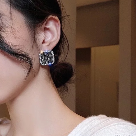 Gorgeous Black Rhinestone Earrings - Picture 5 of 6